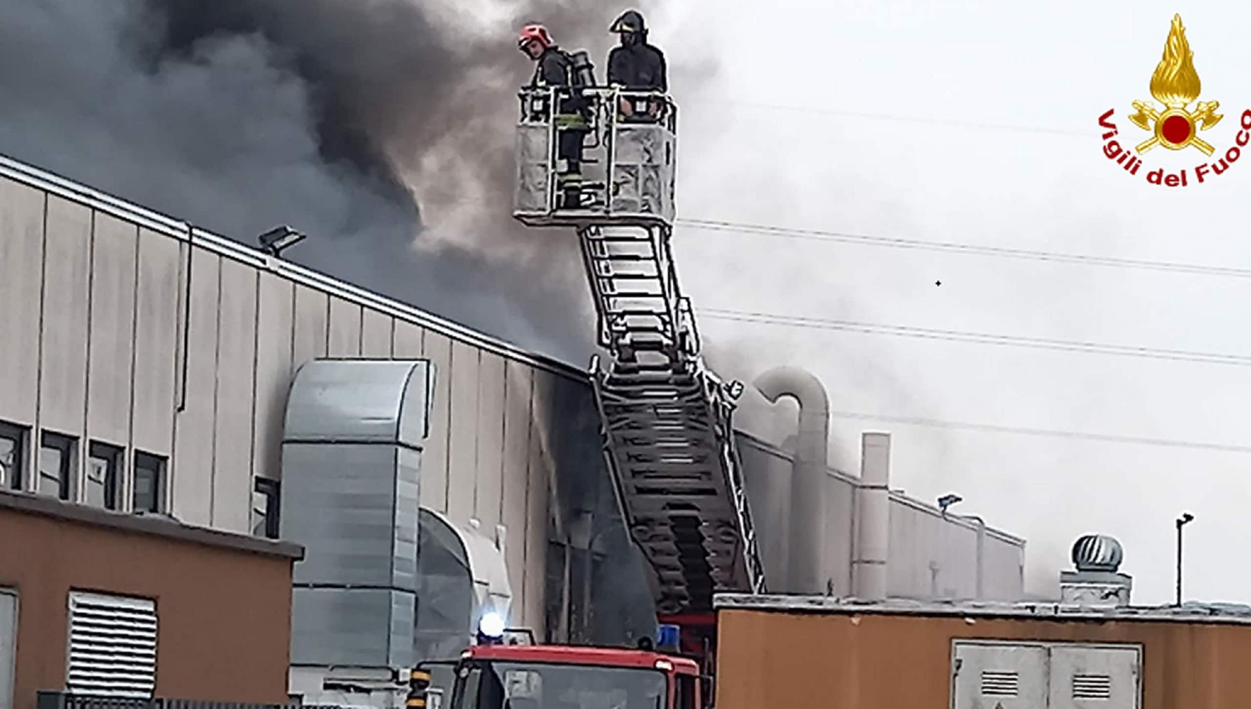 Arezzo grosso incendio alla Galvanica Formelli 4 gli intossicati